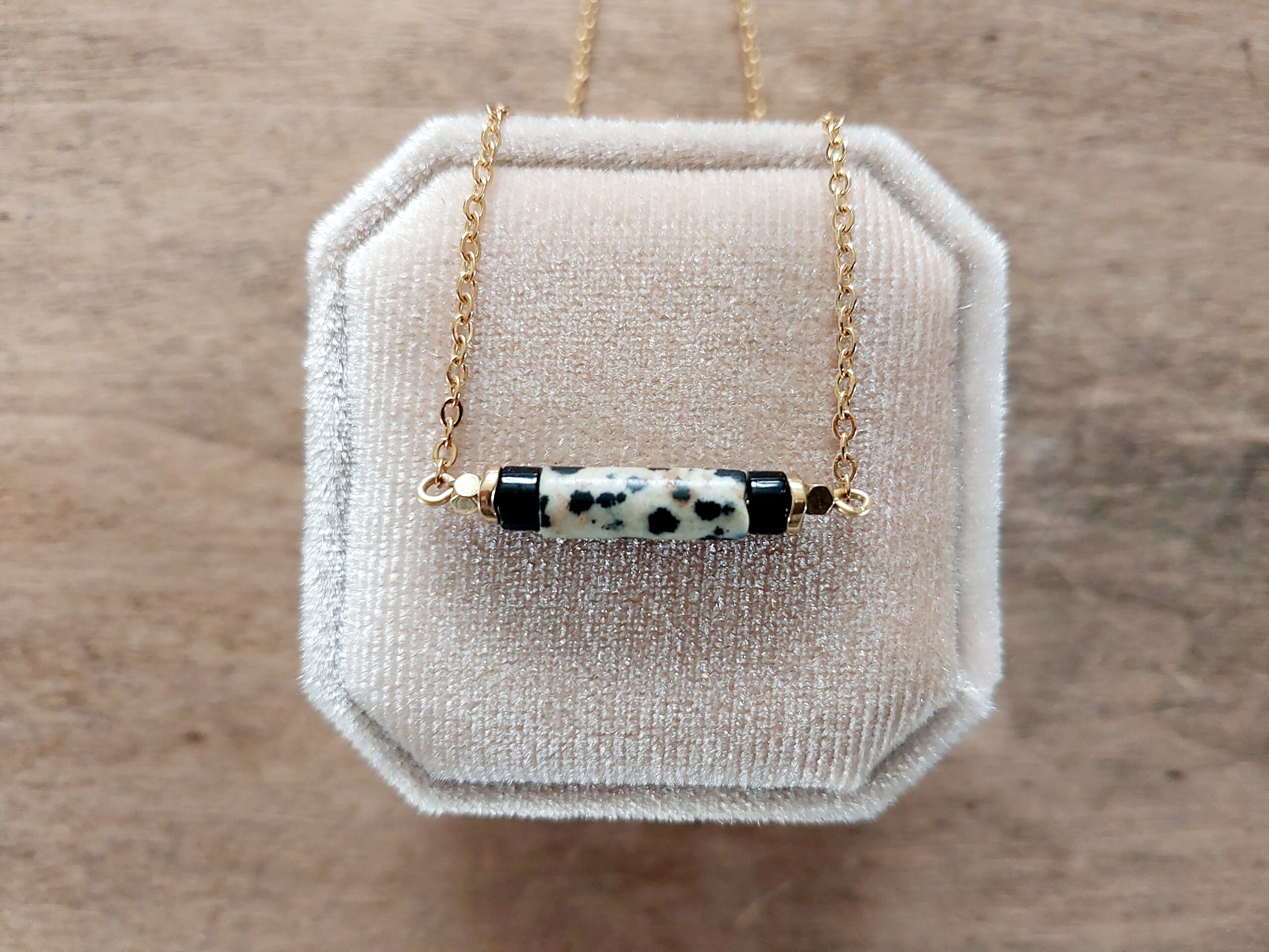 collier-sables-dorés